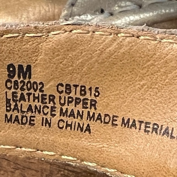 B.O.C. Born Concept Gold Tone Leather Floral Thong Sandals Size 9M - Picture 7 of 8